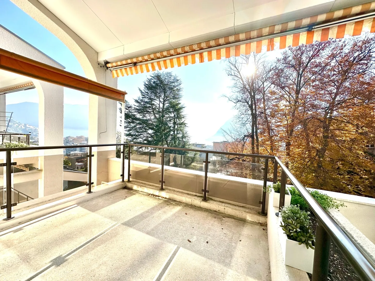 Helles Penthouse mit 6 Zimmern in Lugano mit Seeblick - Foto 8 von 13