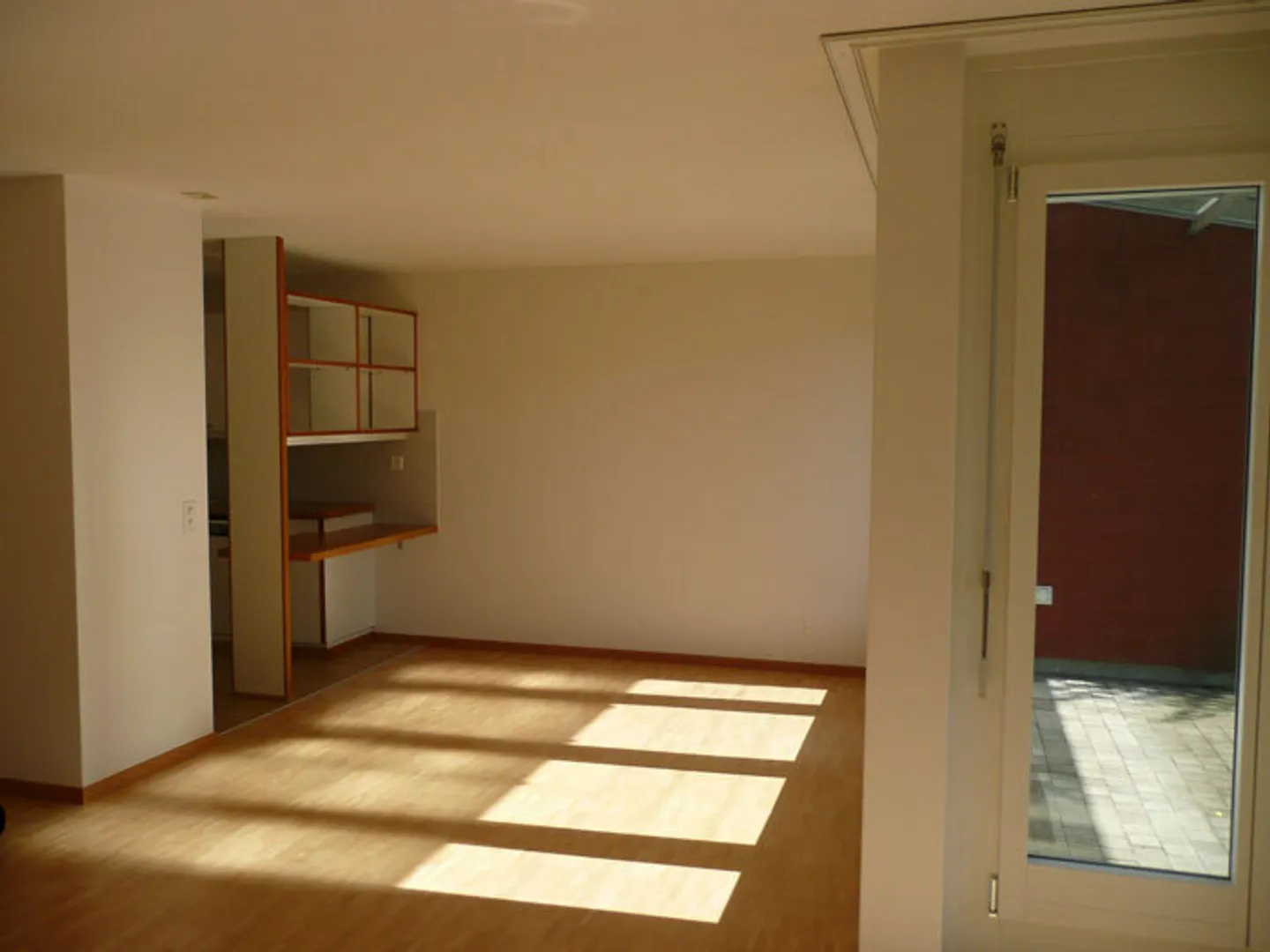 Appartamento soleggiato con giardino - Foto 3 di 9