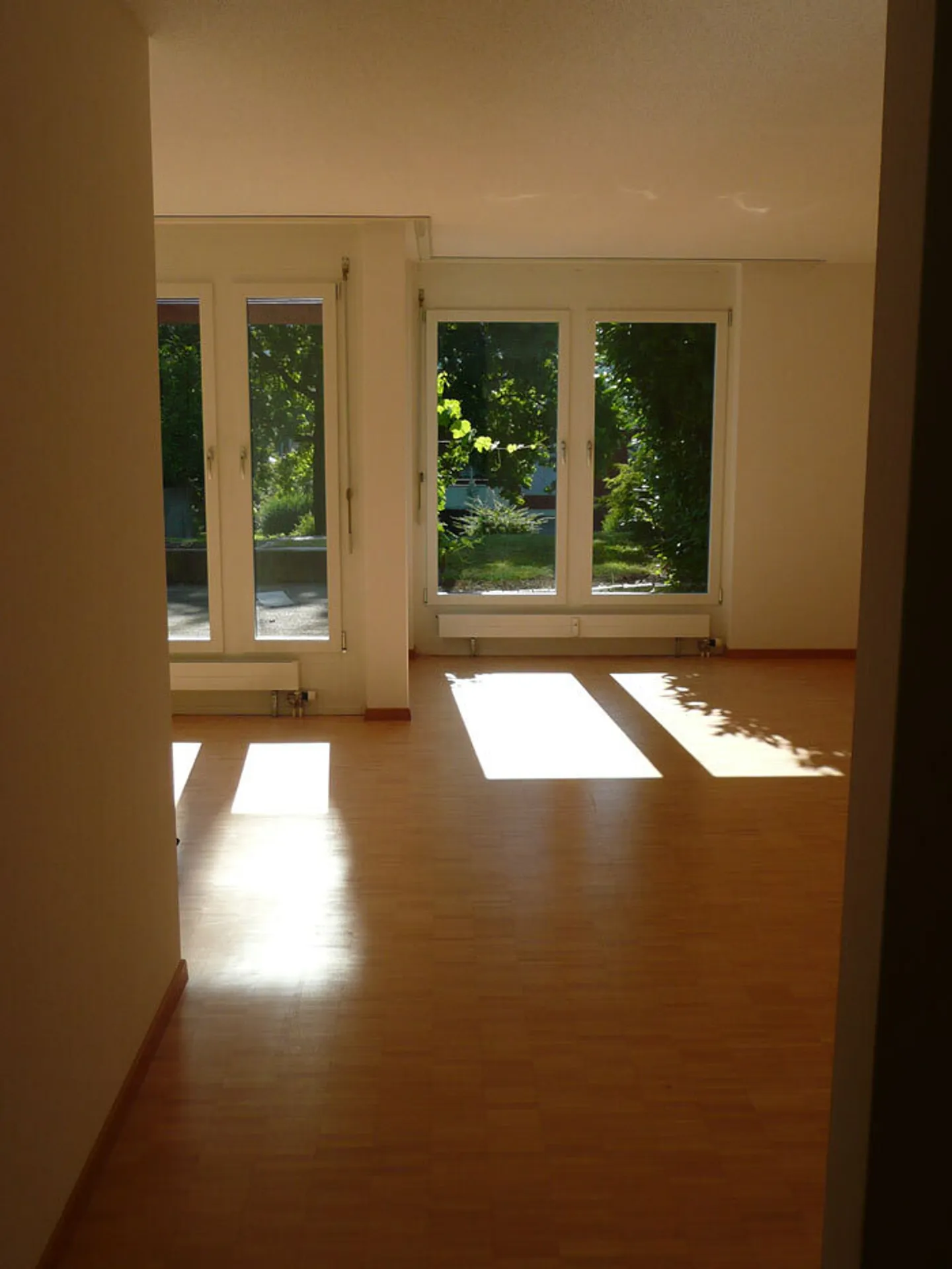 Appartamento soleggiato con giardino - Foto 5 di 9