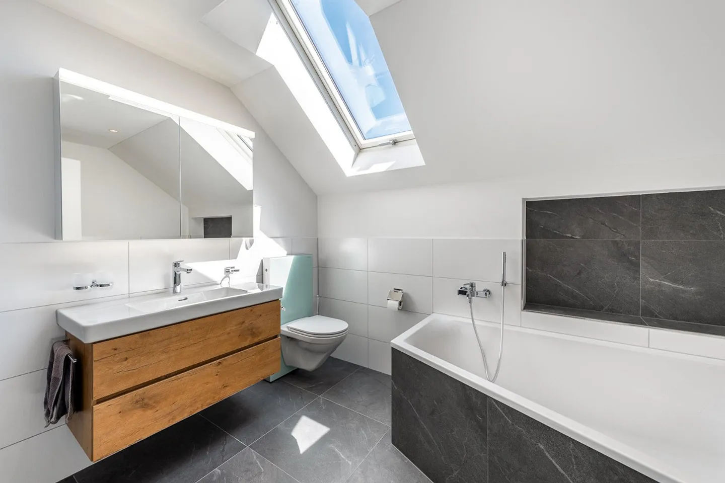 Penthouse moderne de 4,5 pièces avec grande terrasse - Photo 6 sur 12