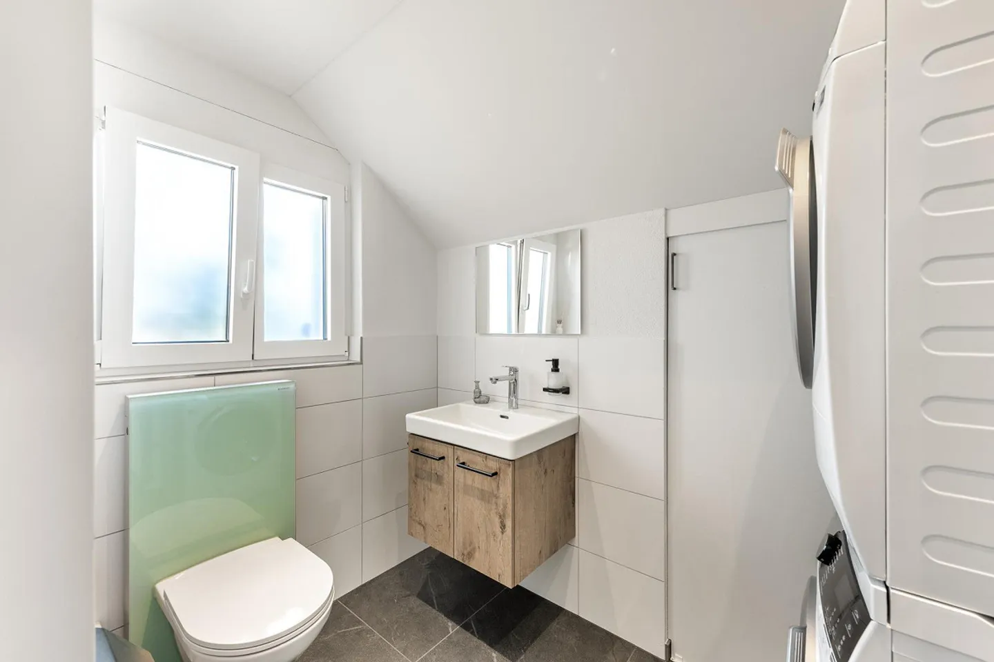 Penthouse moderne de 4,5 pièces avec grande terrasse - Photo 9 sur 12