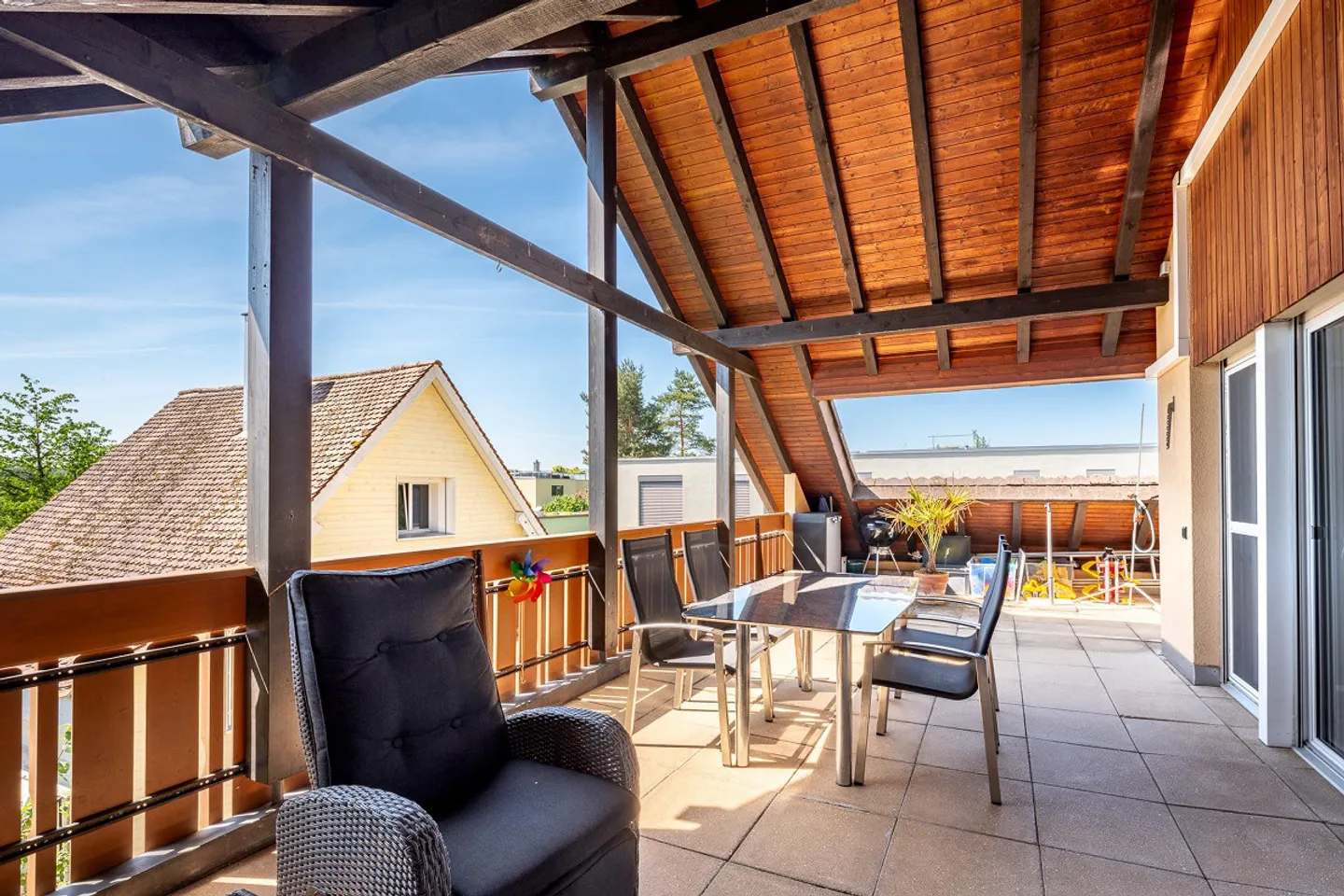 Penthouse moderne de 4,5 pièces avec grande terrasse - Photo 10 sur 12
