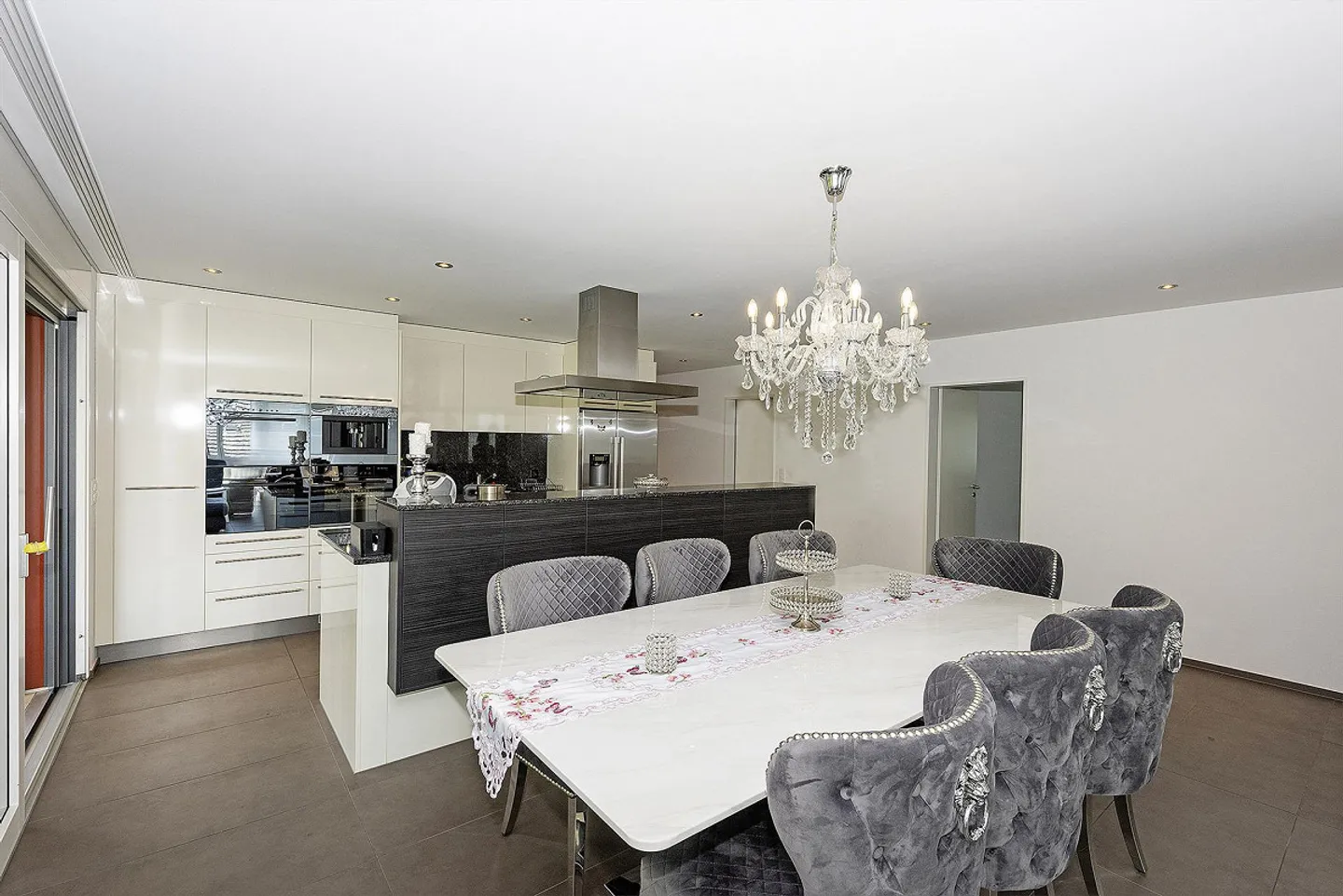 Luxurious, elegantly furnished 5.5-room condominium - Photo 1 of 11