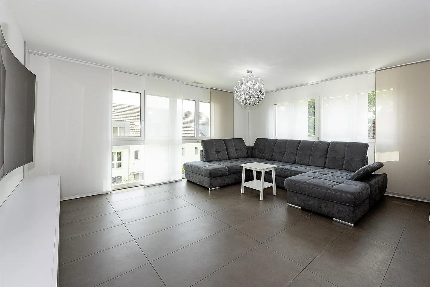 Luxurious, elegantly furnished 5.5-room condominium - Photo 4 of 11