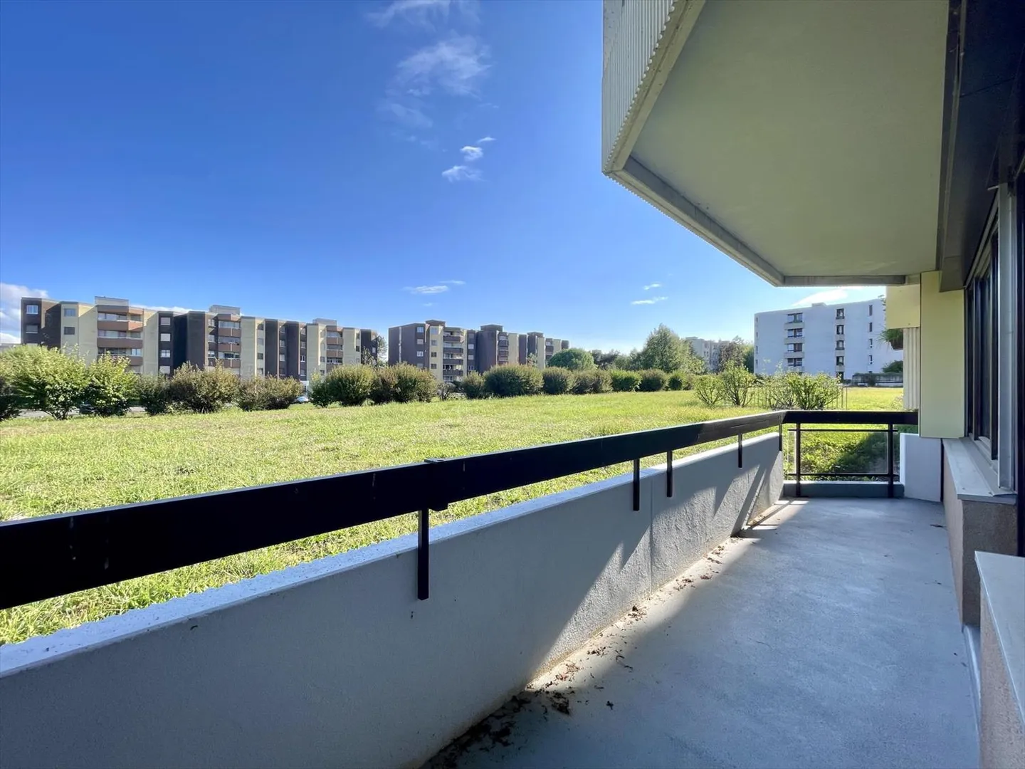 Ampio appartamento di 3,5 locali con balcone a Tolochenaz - Foto 1 di 11