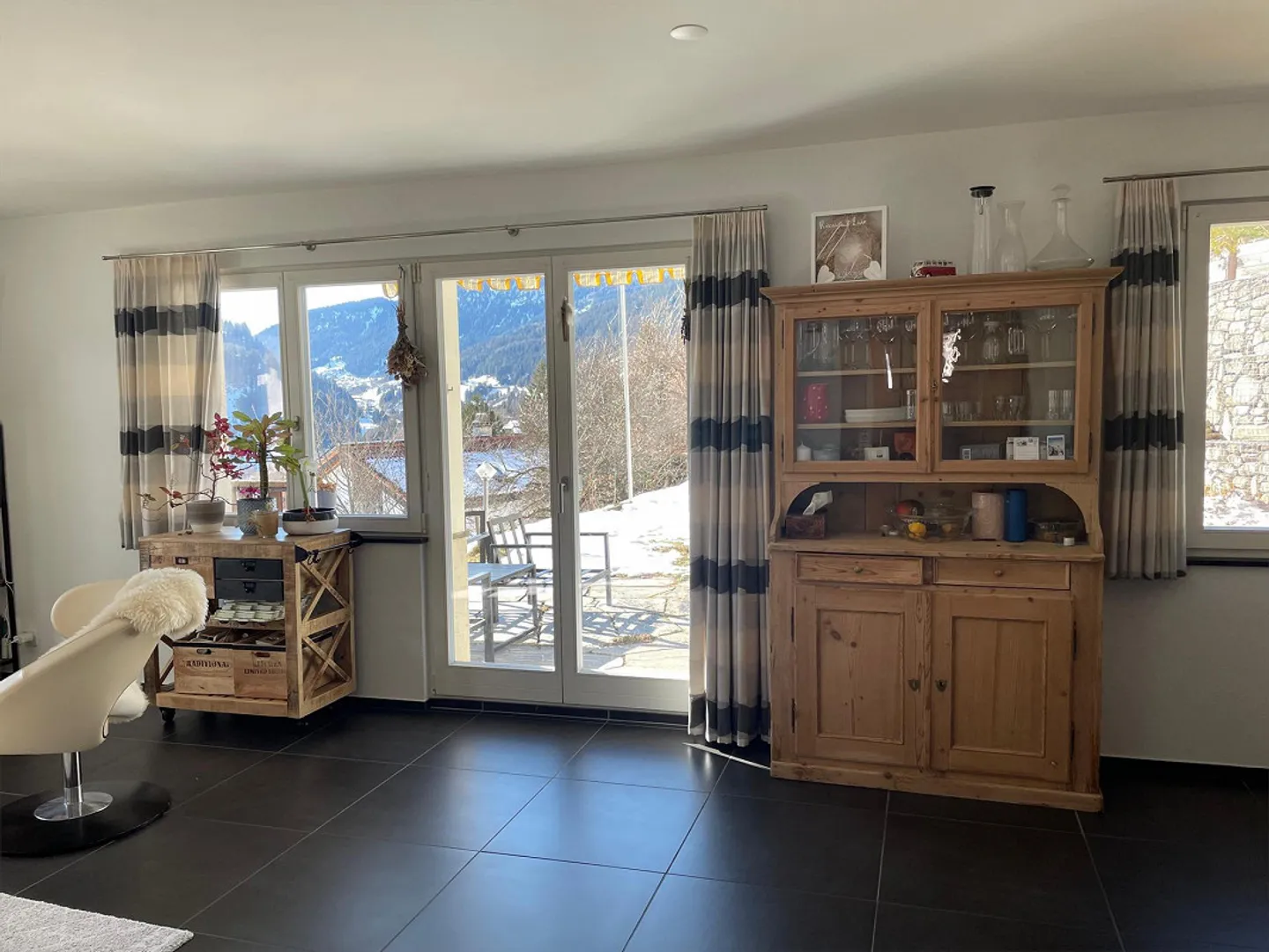 Bright 4.5-room apartment with garage, parking space, workshop, and sauna - Photo 1 of 8