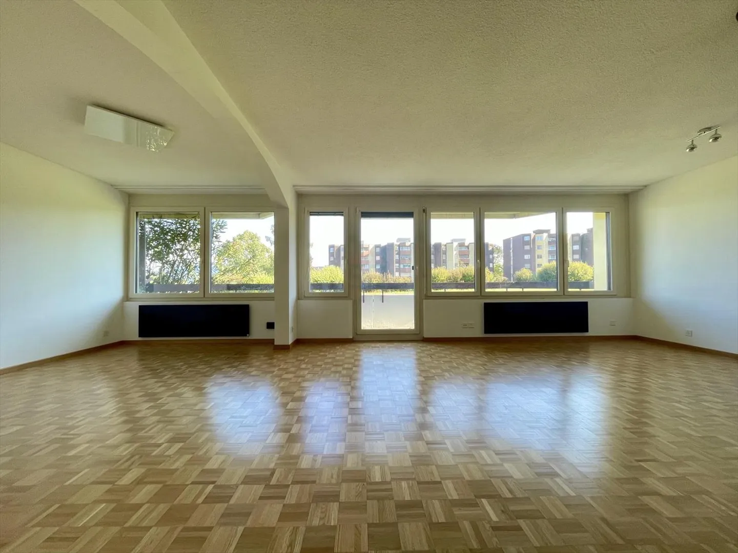 Ampio appartamento di 3,5 locali con balcone a Tolochenaz - Foto 3 di 11