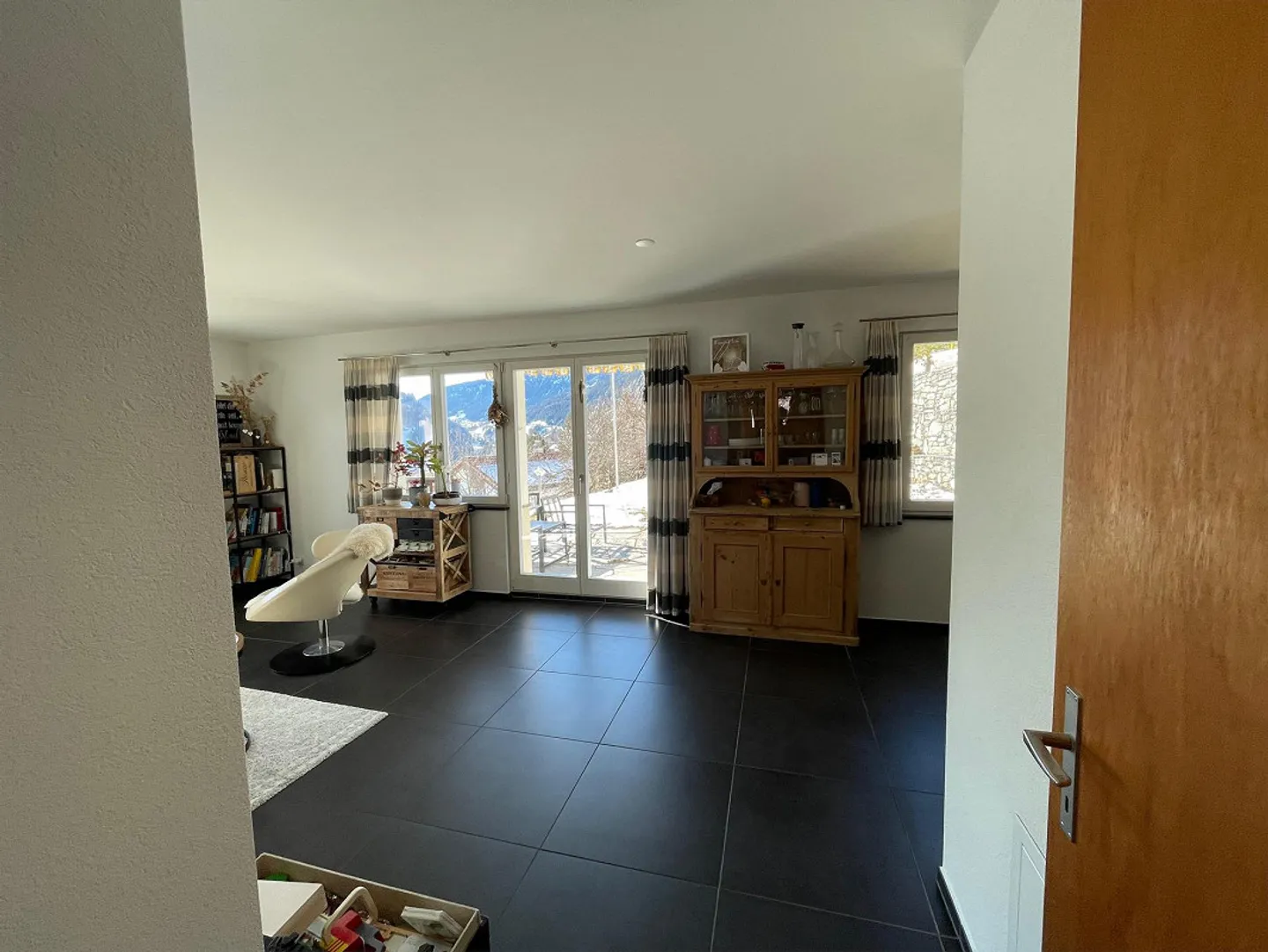 Bright 4.5-room apartment with garage, parking space, workshop, and sauna - Photo 2 of 8