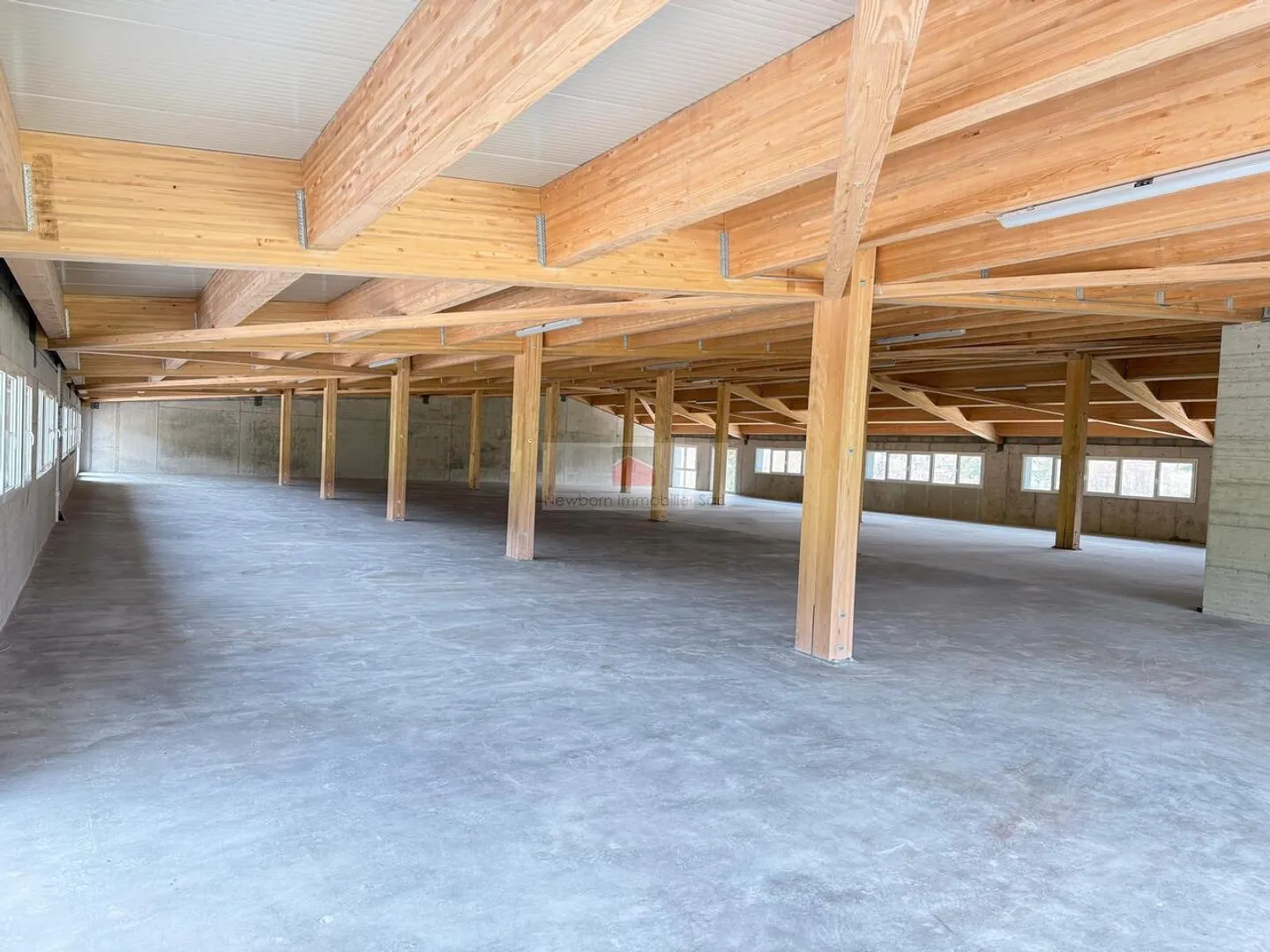 ZU VERMIETEN - Neue Räumlichkeiten von etwa 1.000 m² - Foto 2 von 4