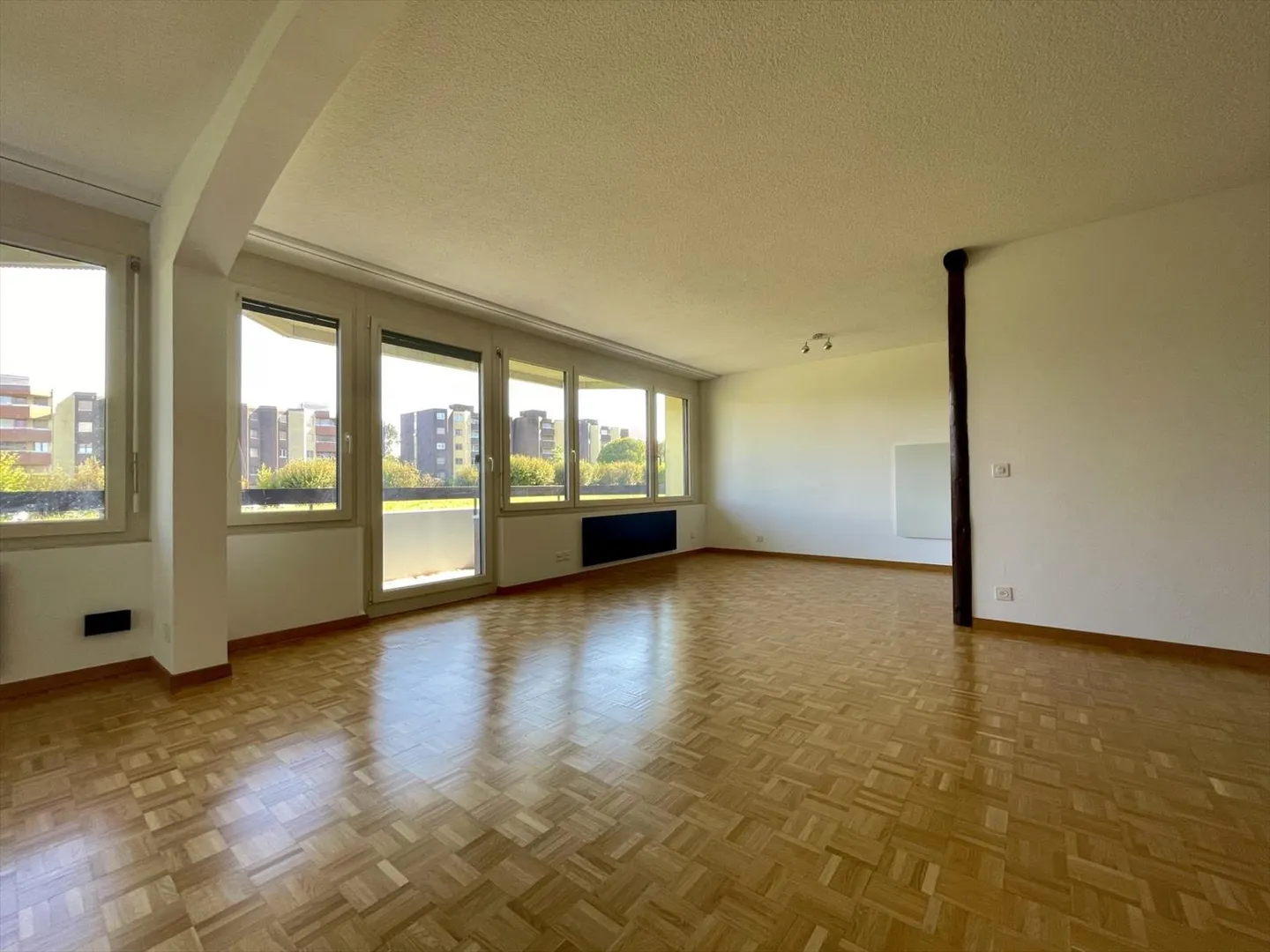 Ampio appartamento di 3,5 locali con balcone a Tolochenaz - Foto 6 di 11