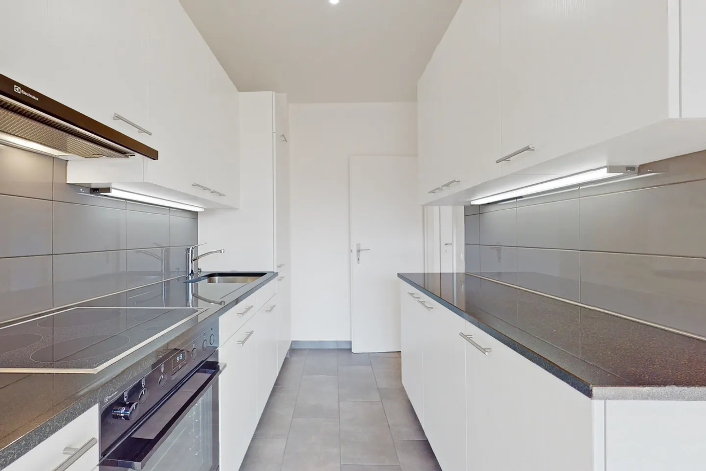 Your new life in a bright apartment - Photo 4 of 8