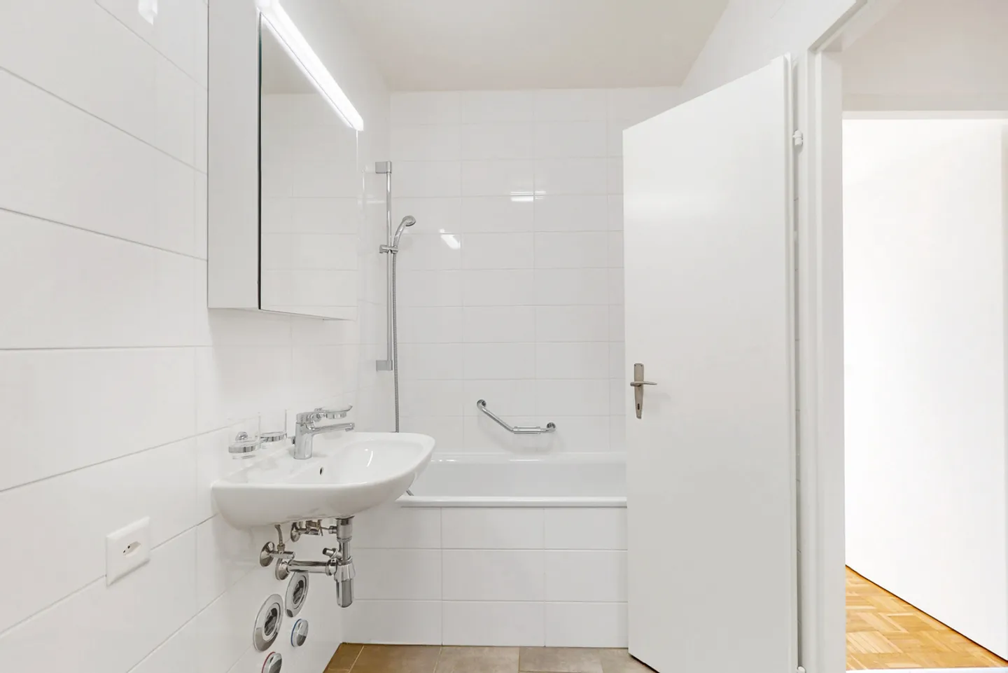 Your new life in a bright apartment - Photo 7 of 8