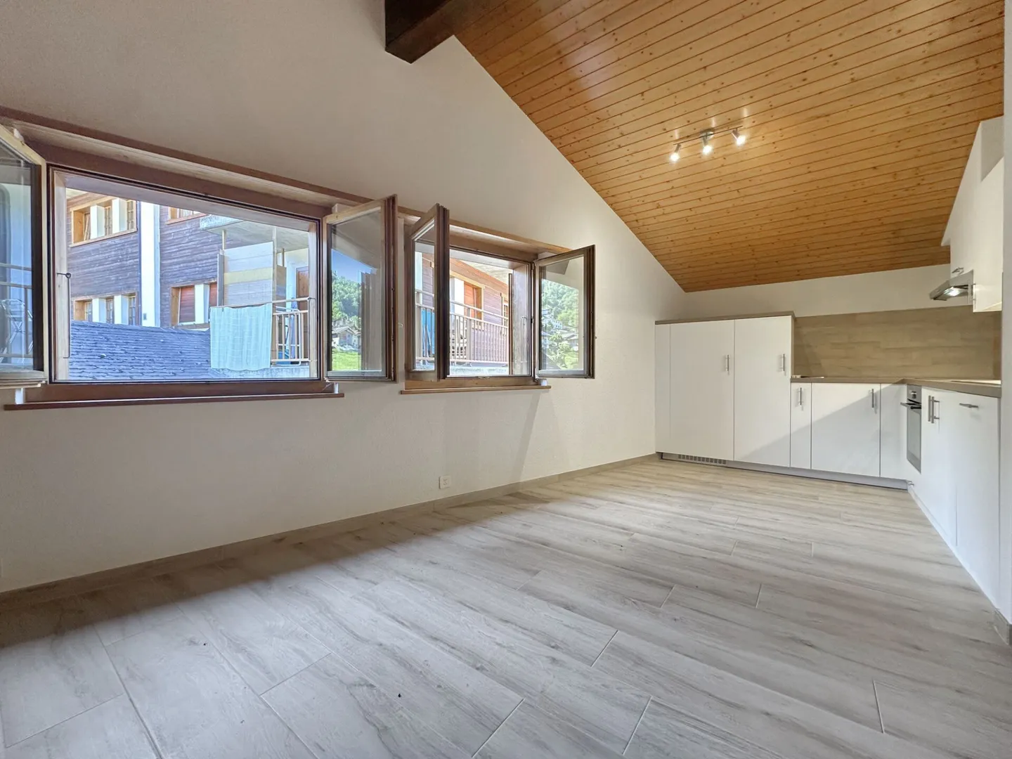 Vex - Charmante 3,5-Zimmer-Wohnung im Dachgeschoss im Herzen des Dorfes - Foto 1 von 6