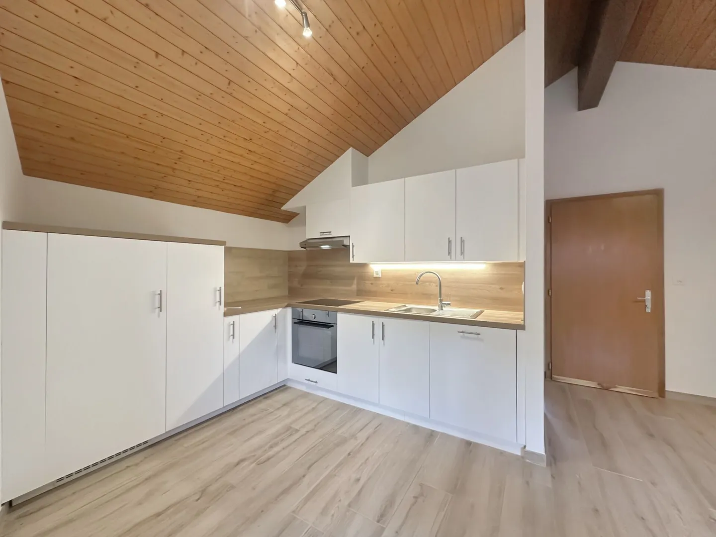 Vex - Charmante 3,5-Zimmer-Wohnung im Dachgeschoss im Herzen des Dorfes - Foto 2 von 6