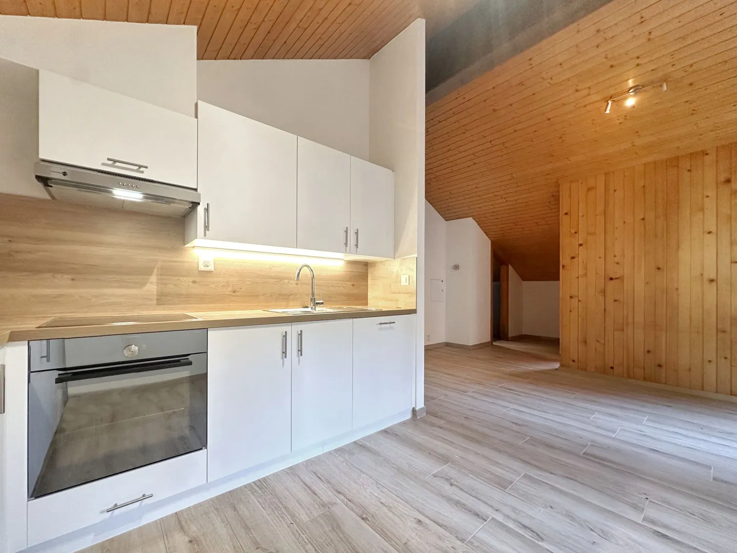 Vex - Charmante 3,5-Zimmer-Wohnung im Dachgeschoss im Herzen des Dorfes - Foto 3 von 6