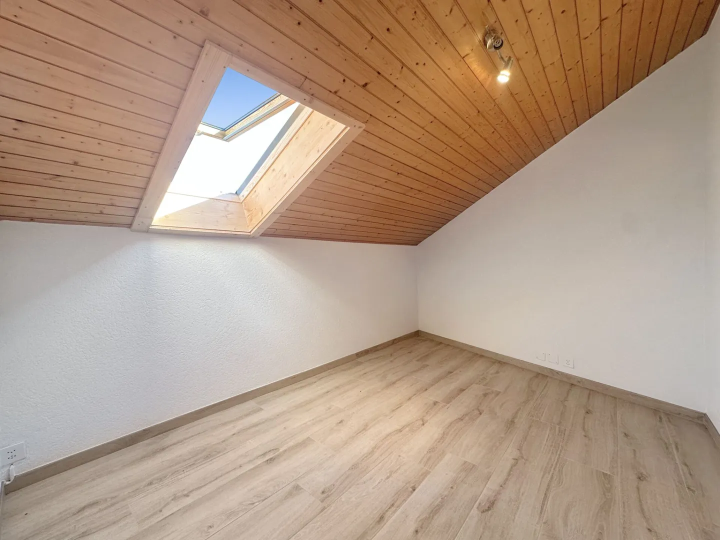 Vex - Charmante 3,5-Zimmer-Wohnung im Dachgeschoss im Herzen des Dorfes - Foto 4 von 6