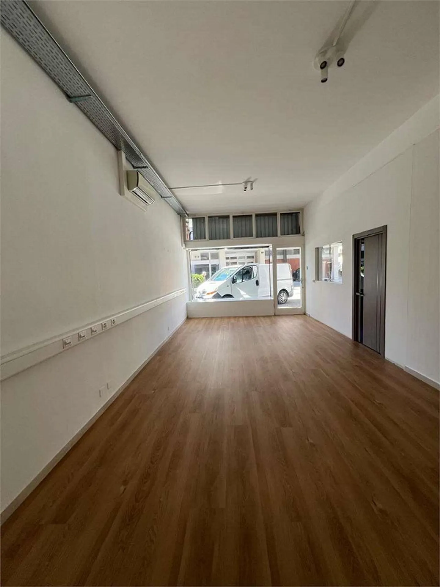 Central commercial space in Lugano with windows - Photo 1 of 4