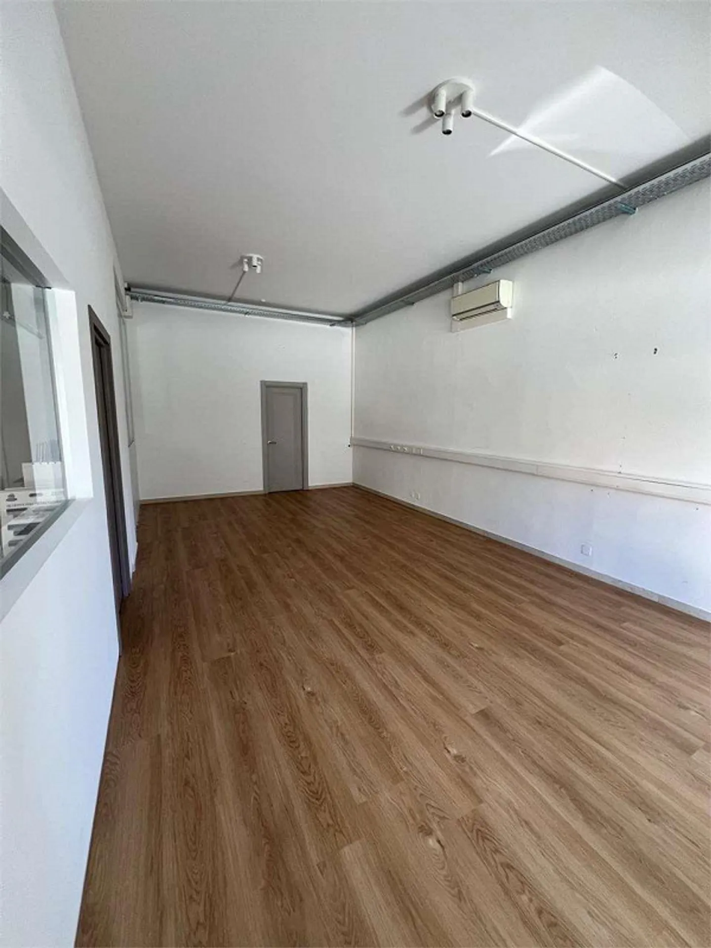 Central commercial space in Lugano with windows - Photo 2 of 4