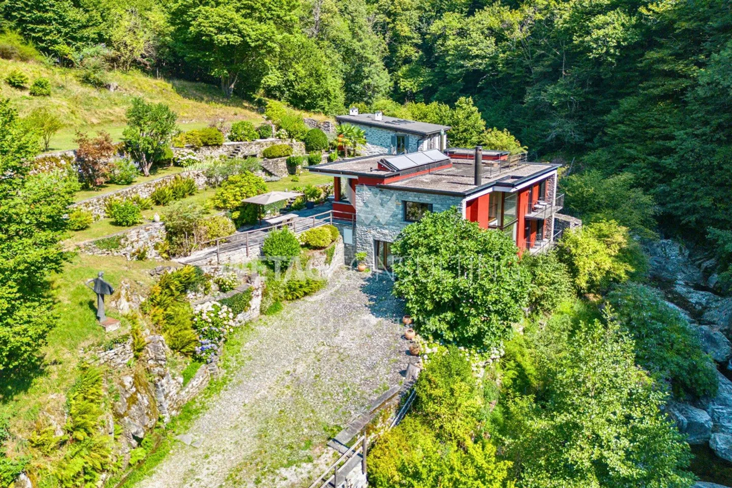Unique, modern villa with separate Rustico, for sale in Berzona, in the beautiful Onsernone Valley - Photo 2 of 13