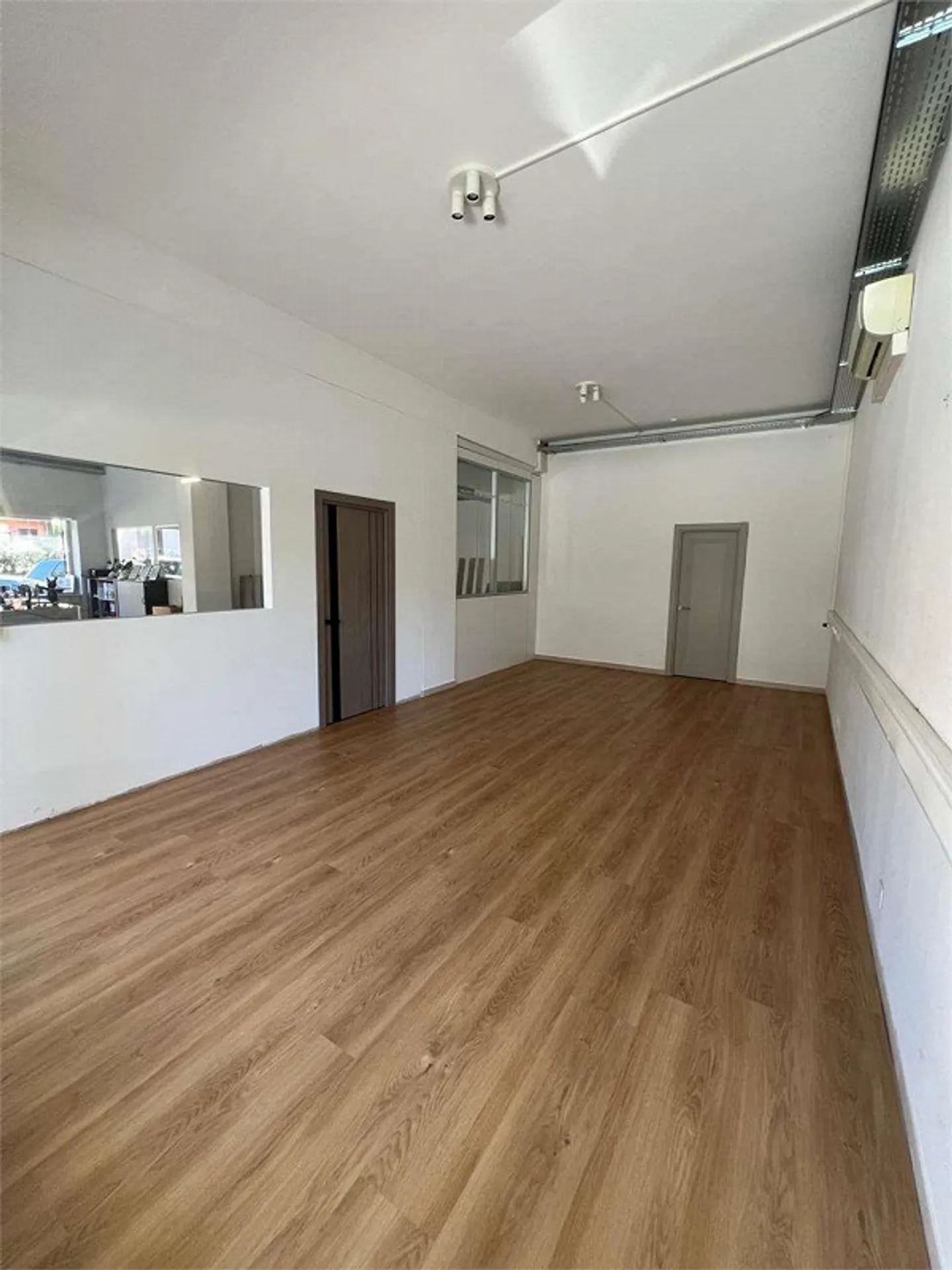 Central commercial space in Lugano with windows - Photo 3 of 4