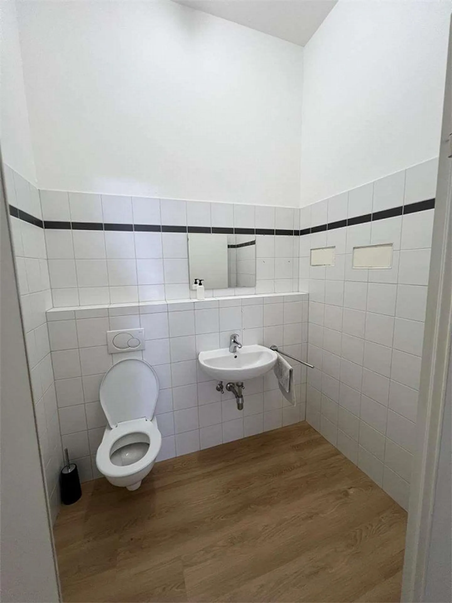 Central commercial space in Lugano with windows - Photo 4 of 4