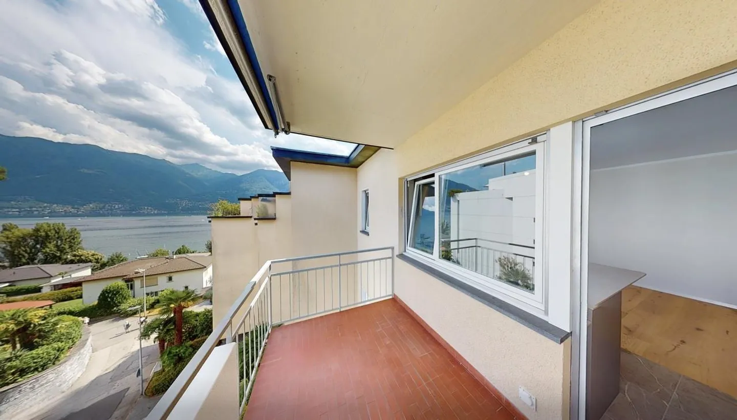 Top modern attic studio with lake view and parking - Photo 1 of 17