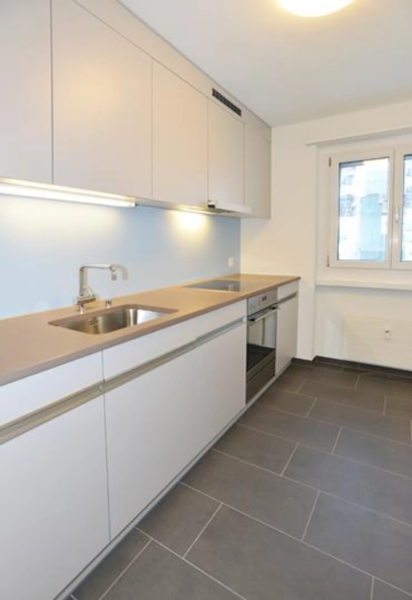 Modernes Apartment mit Balkon - Foto 3 von 8