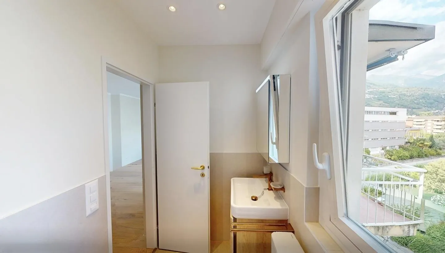 Top modern attic studio with lake view and parking - Photo 9 of 17