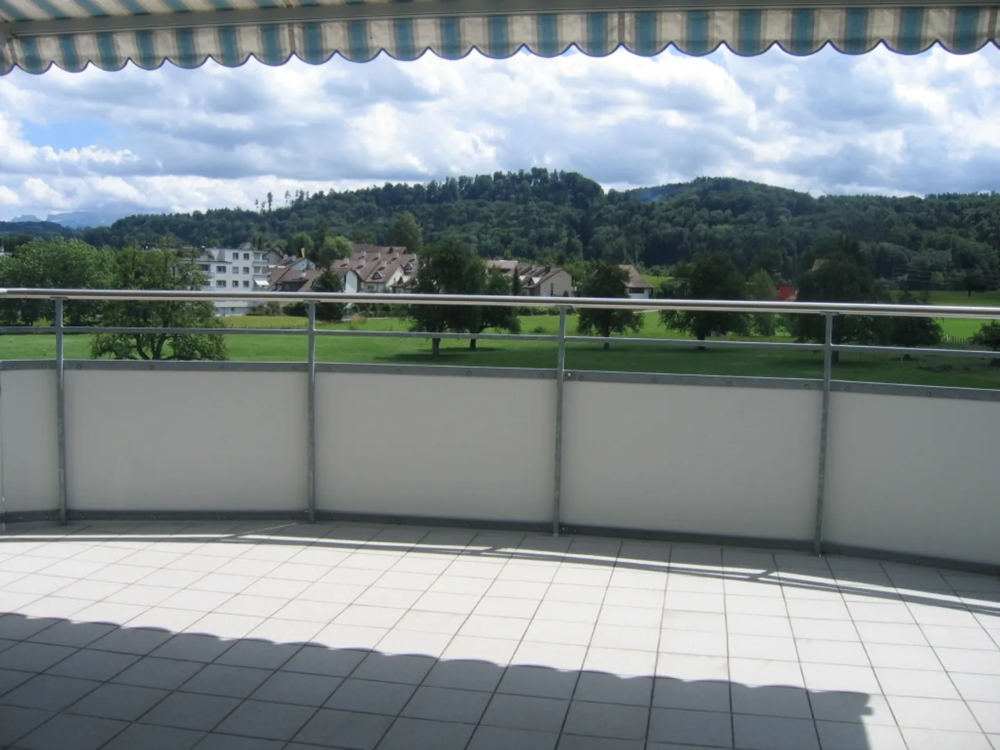 Sonnige 4 1/2-Zimmer Wohnung mit Cheminée - Foto 8 von 13