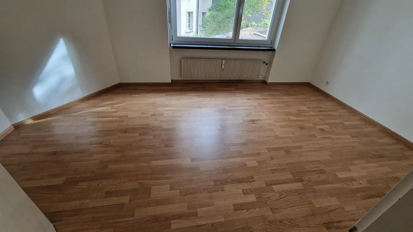 Central and close to the park - Photo 4 of 5