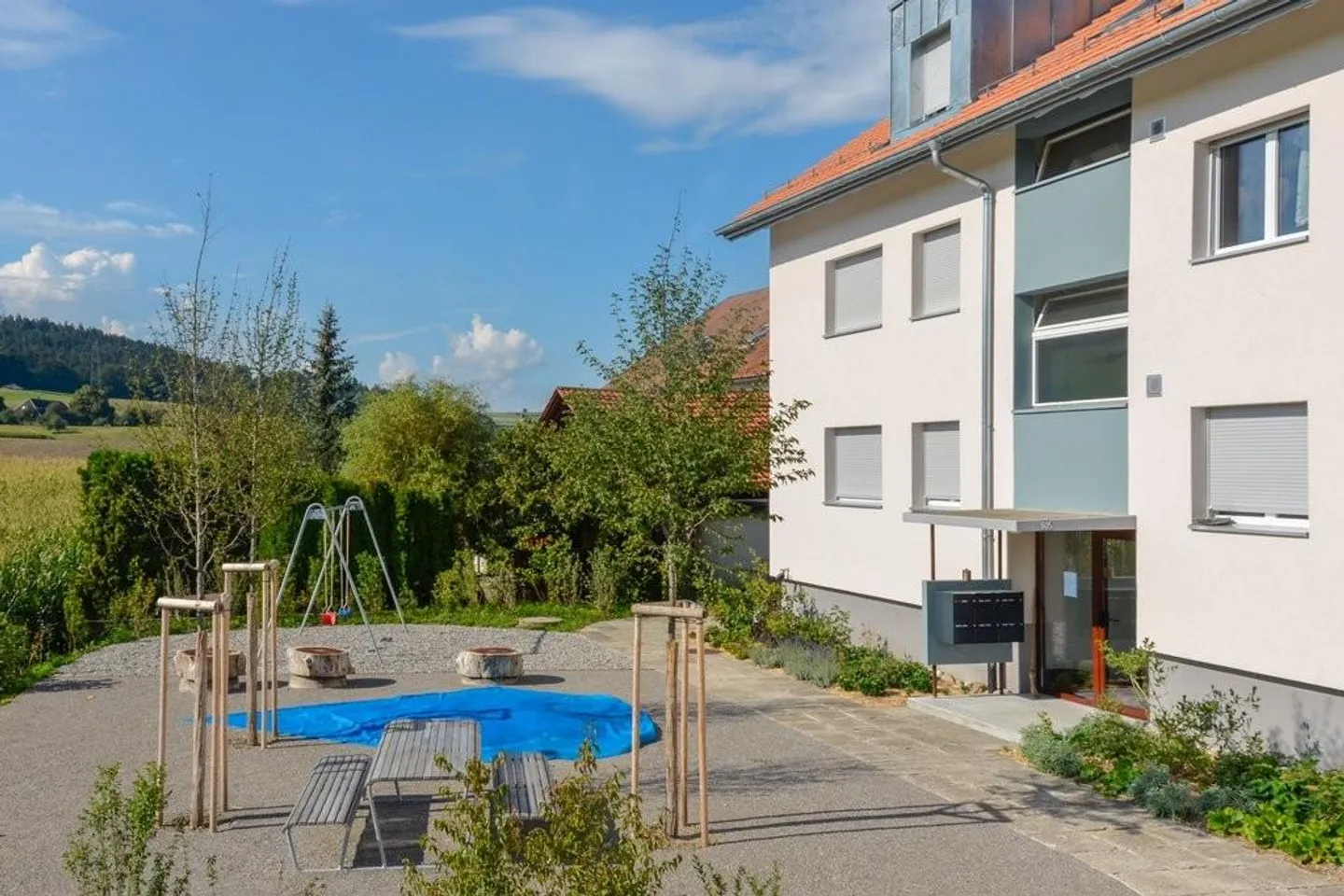 Beautiful, bright apartment in a rural setting - Photo 2 of 8