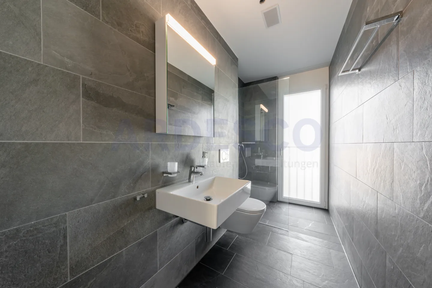 Appartement moderne avec terrasse - Photo 4 sur 8