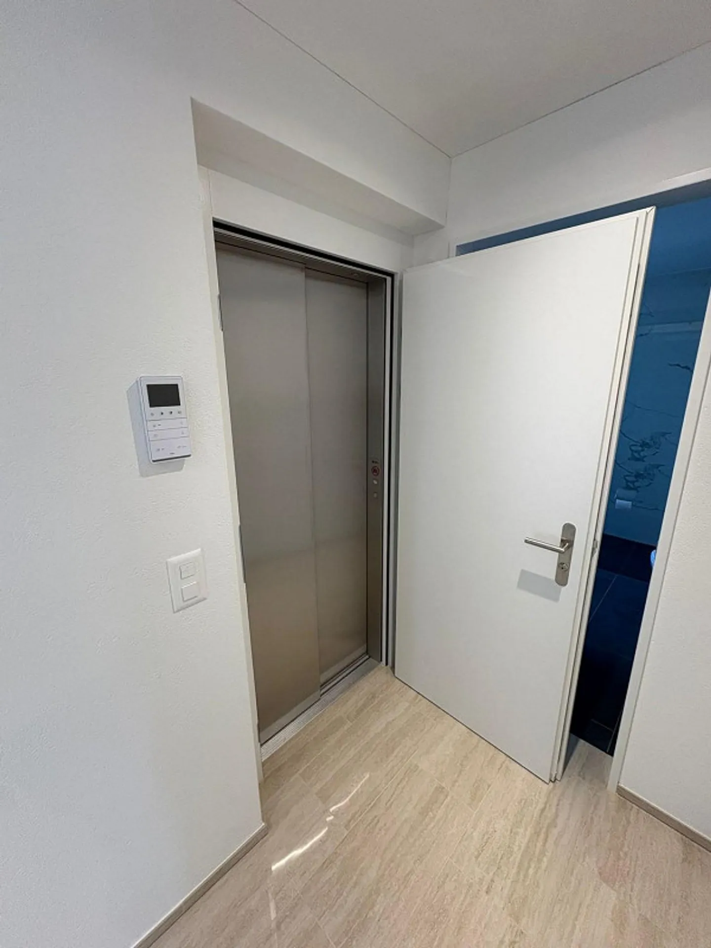 Première occupation au-dessus des toits de Dübendorf, penthouse ensoleillé dans un nouveau bâtiment moderne, situé au centre - Photo 8 sur 13