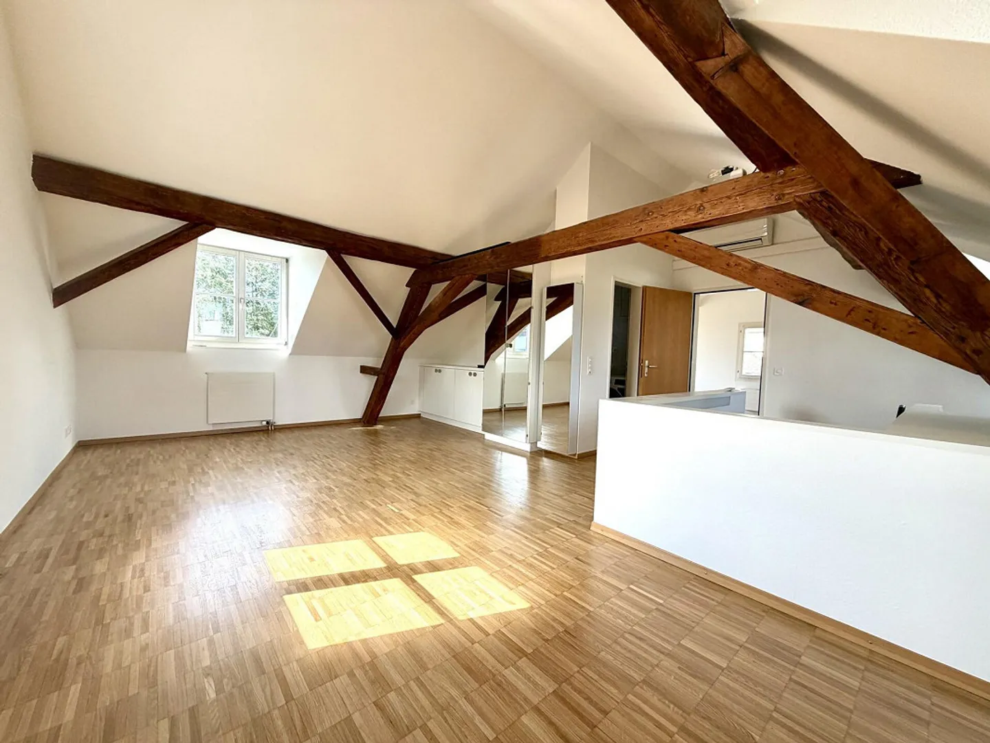 Central with Balcony and Air Conditioning - Photo 3 of 5