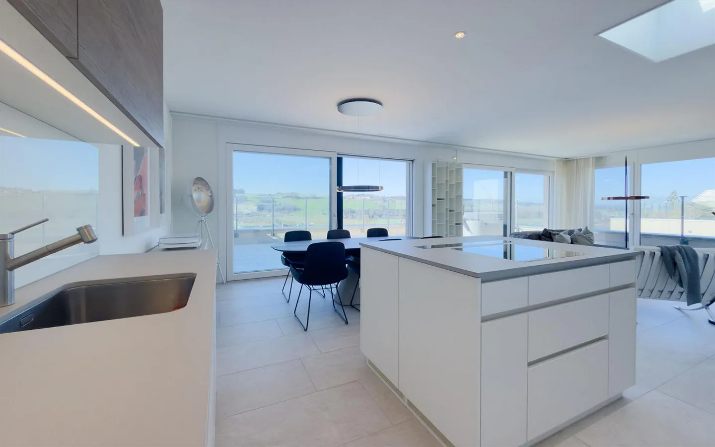 Appartamento attico esclusivo con terrazza, vista panoramica, smart home e jacuzzi - Foto 2 di 12