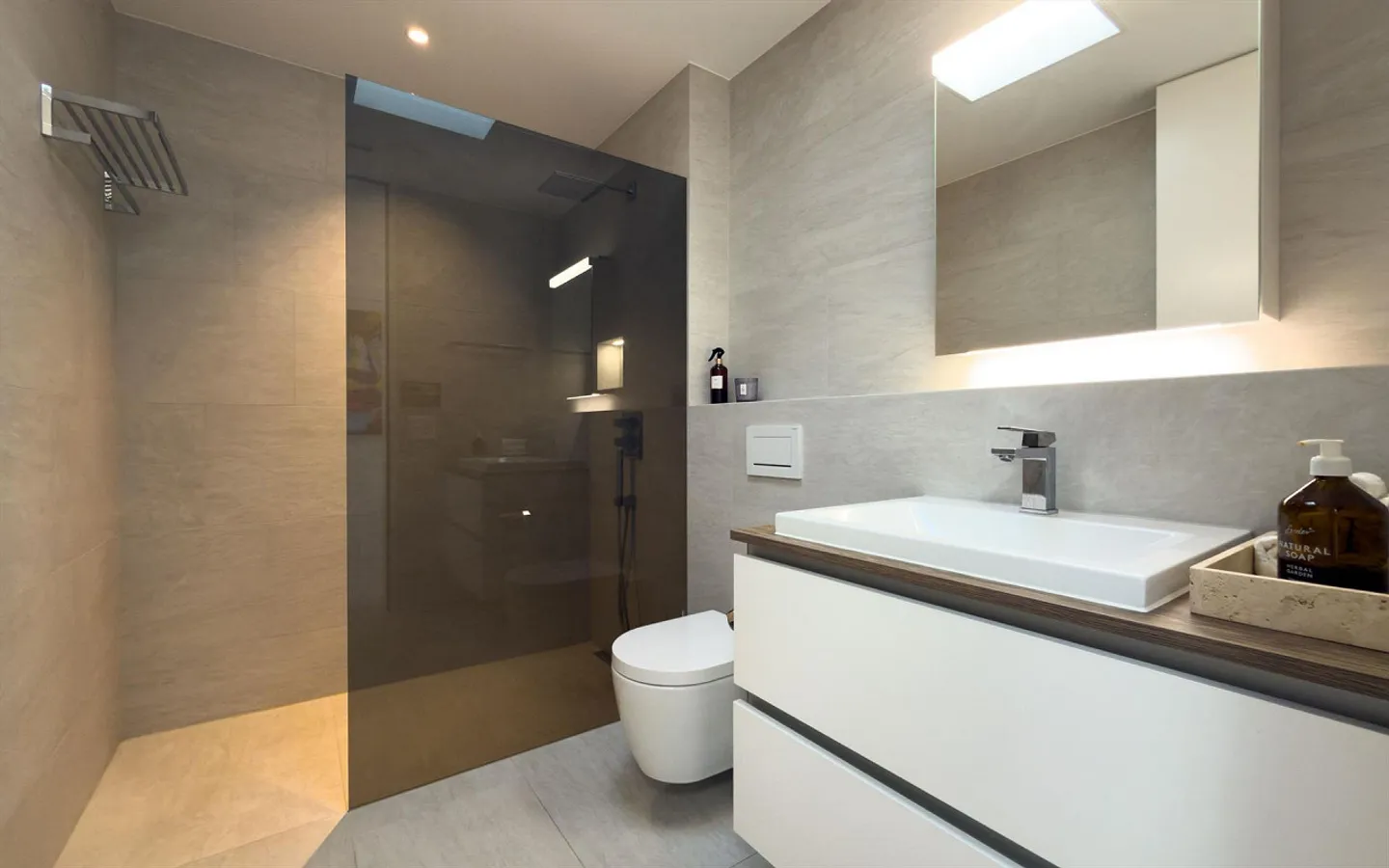 Appartamento attico esclusivo con terrazza, vista panoramica, smart home e jacuzzi - Foto 8 di 12