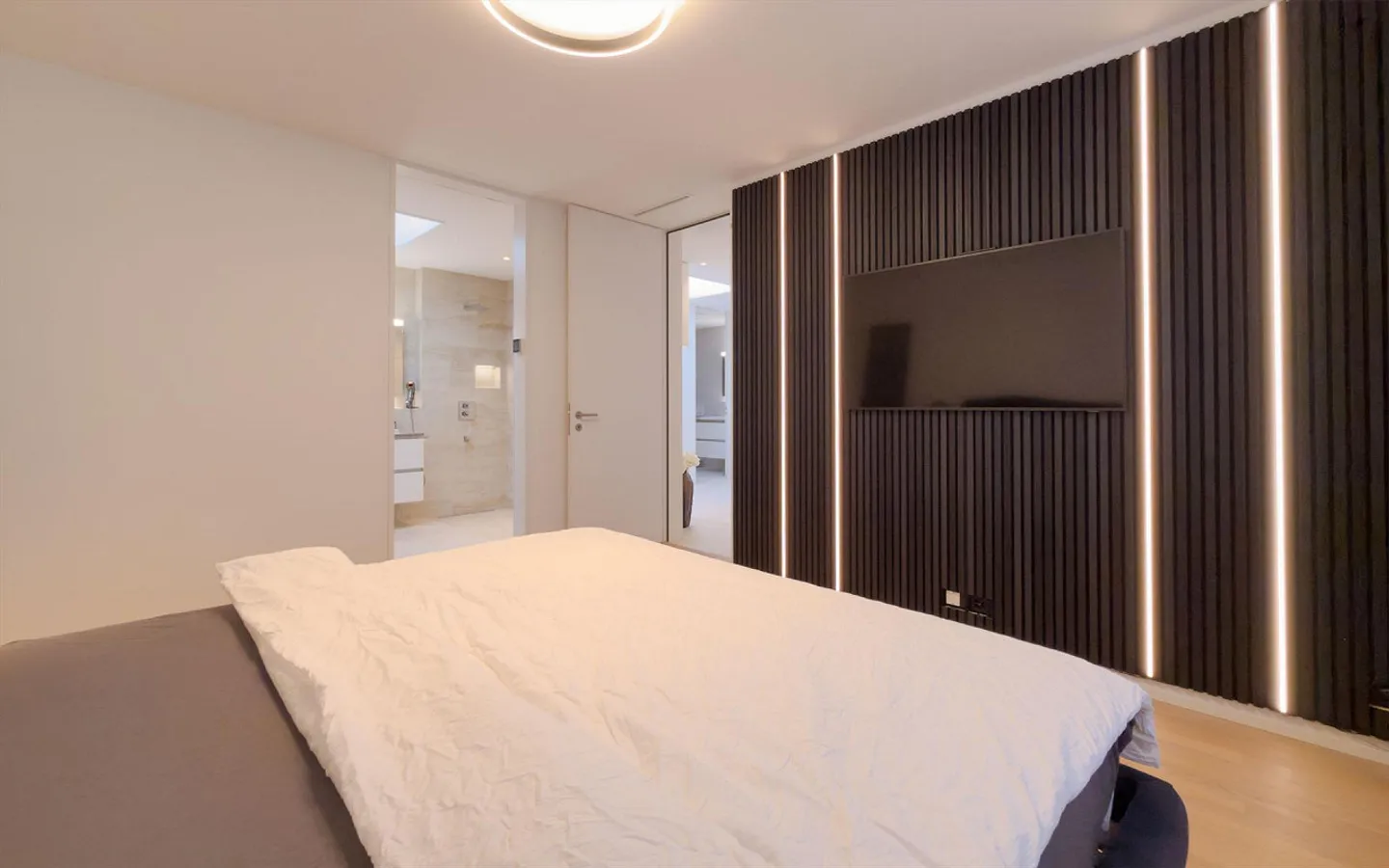 Appartamento attico esclusivo con terrazza, vista panoramica, smart home e jacuzzi - Foto 9 di 12