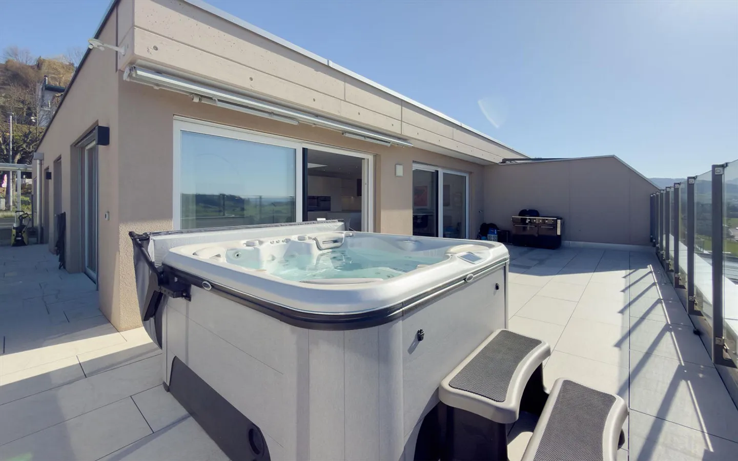 Appartamento attico esclusivo con terrazza, vista panoramica, smart home e jacuzzi - Foto 11 di 12