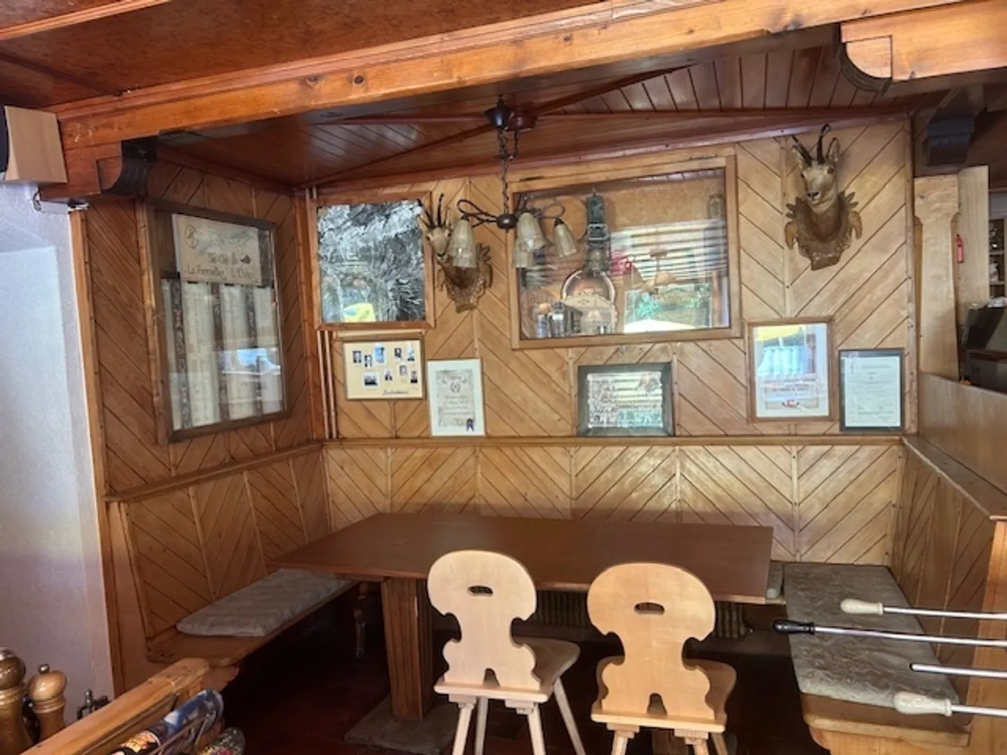 Il Café-Ristorante du Chamois a L'Etivaz, un gioiello delle Alpi vodese - Foto 6 di 12