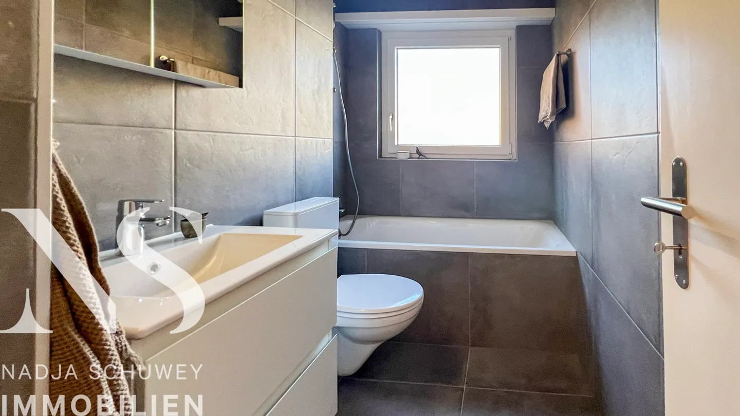 Appartement confortable de 3,5 pièces, emplacement calme, au cœur de Tafers - Photo 11 sur 15