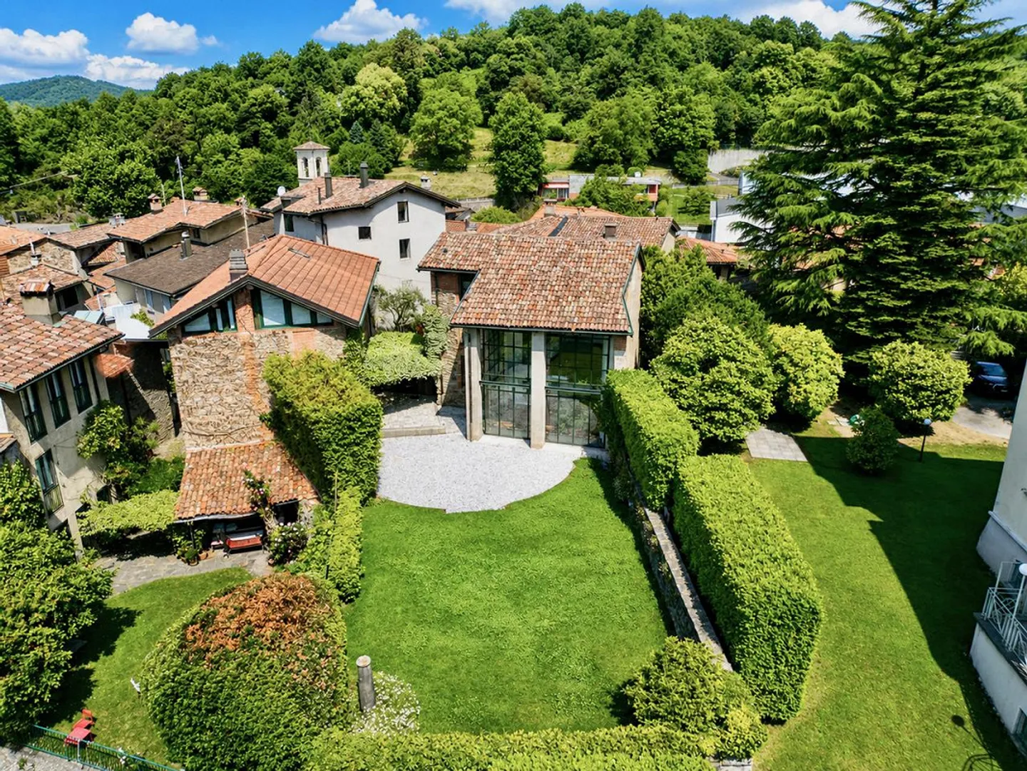 Elegant Charming Villa with Garden and Lake View - Photo 3 of 30