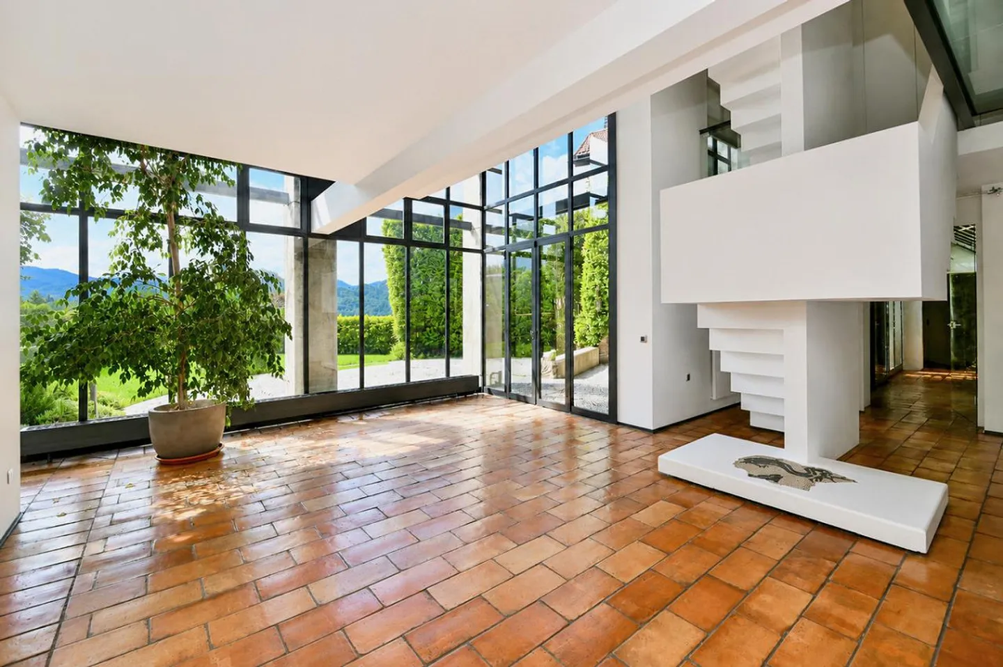 Elegant Charming Villa with Garden and Lake View - Photo 5 of 30