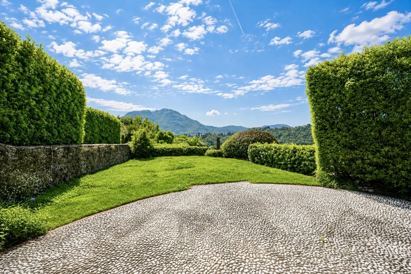 Elegant Charming Villa with Garden and Lake View - Photo 7 of 30