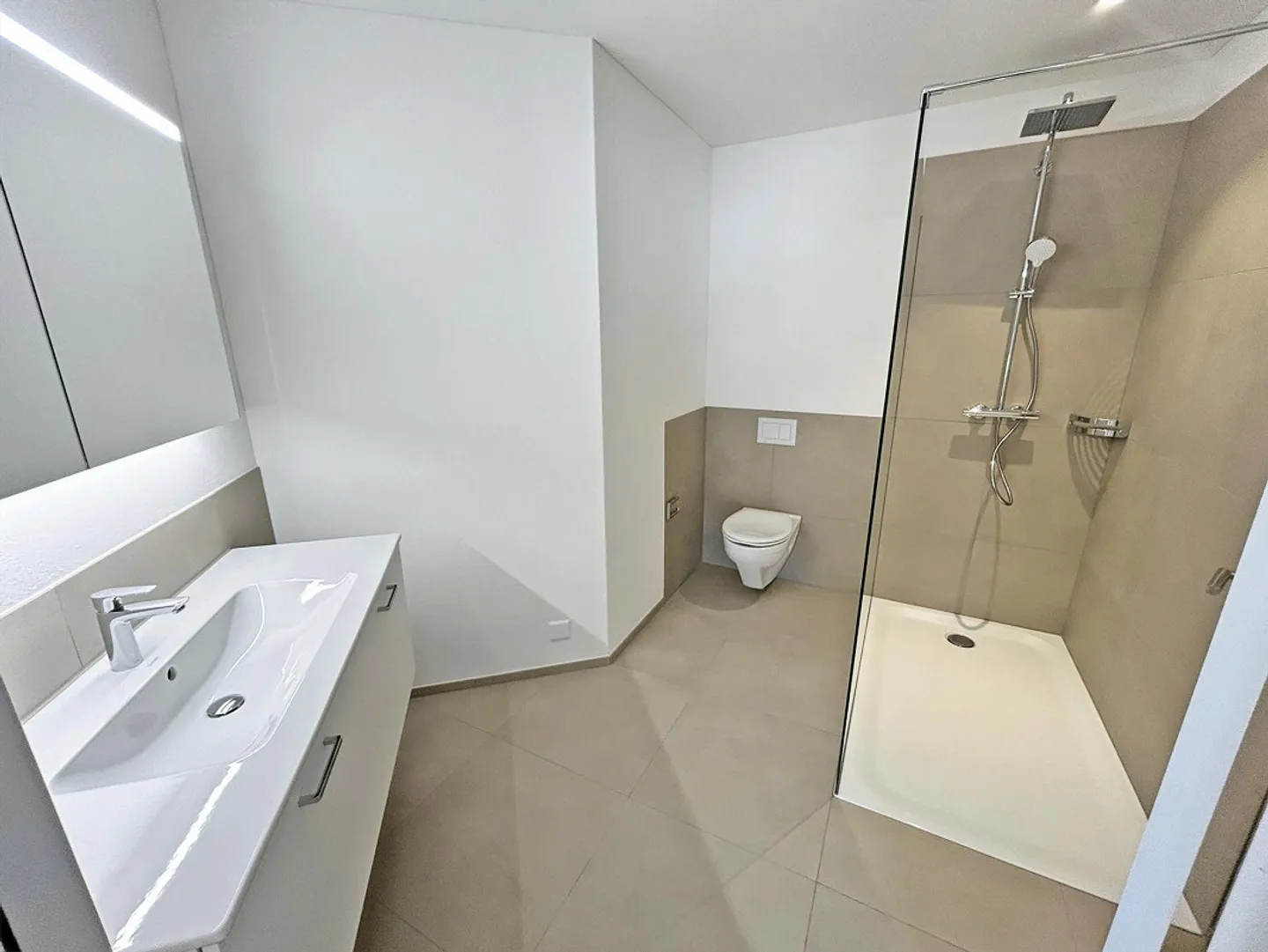 NOUVEAU - moderne - lumineux et accueillant ... Votre nouveau chez-vous - Photo 9 sur 12