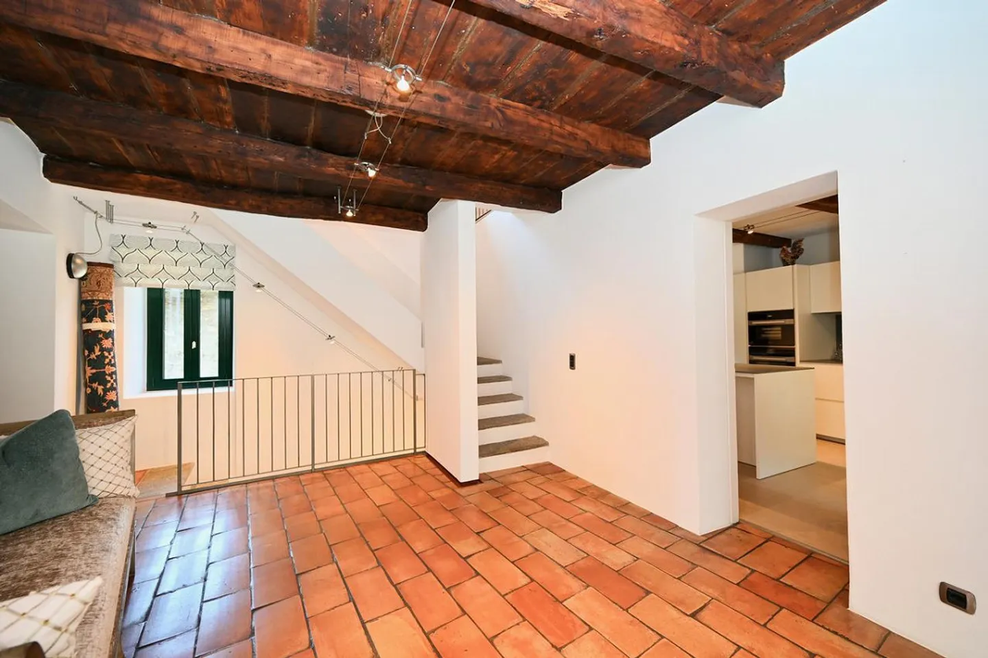 Elegant Charming Villa with Garden and Lake View - Photo 13 of 30
