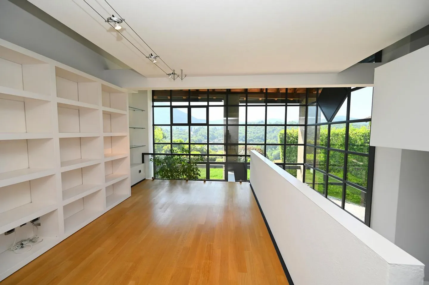 Elegant Charming Villa with Garden and Lake View - Photo 14 of 30