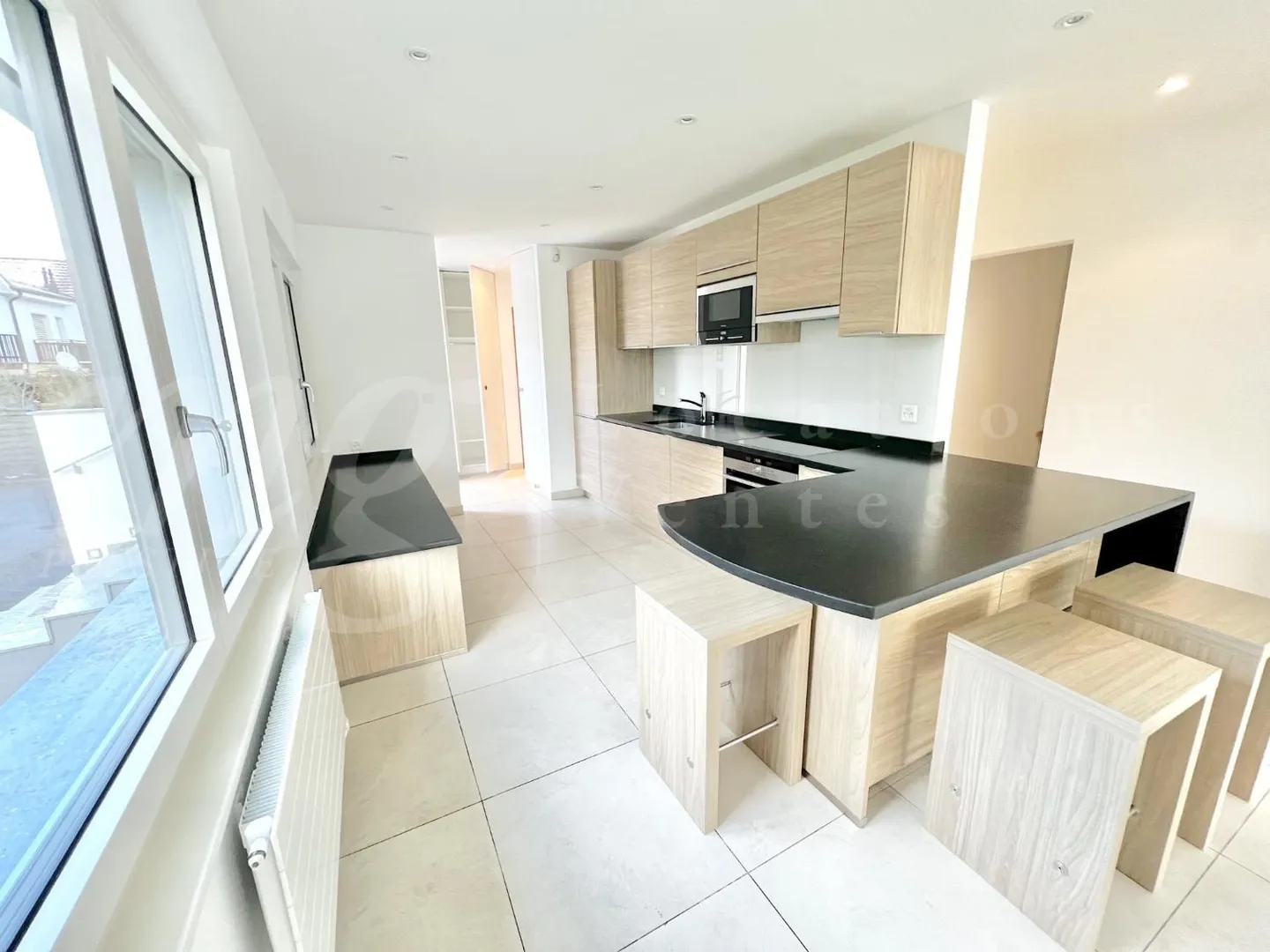 SUPERBE UND GROSSES HAUS MIT 10 ZIMMERN - 350 m2 - HPE - GARTEN VON 1100 m2 UND GROSS - Foto 6 von 13