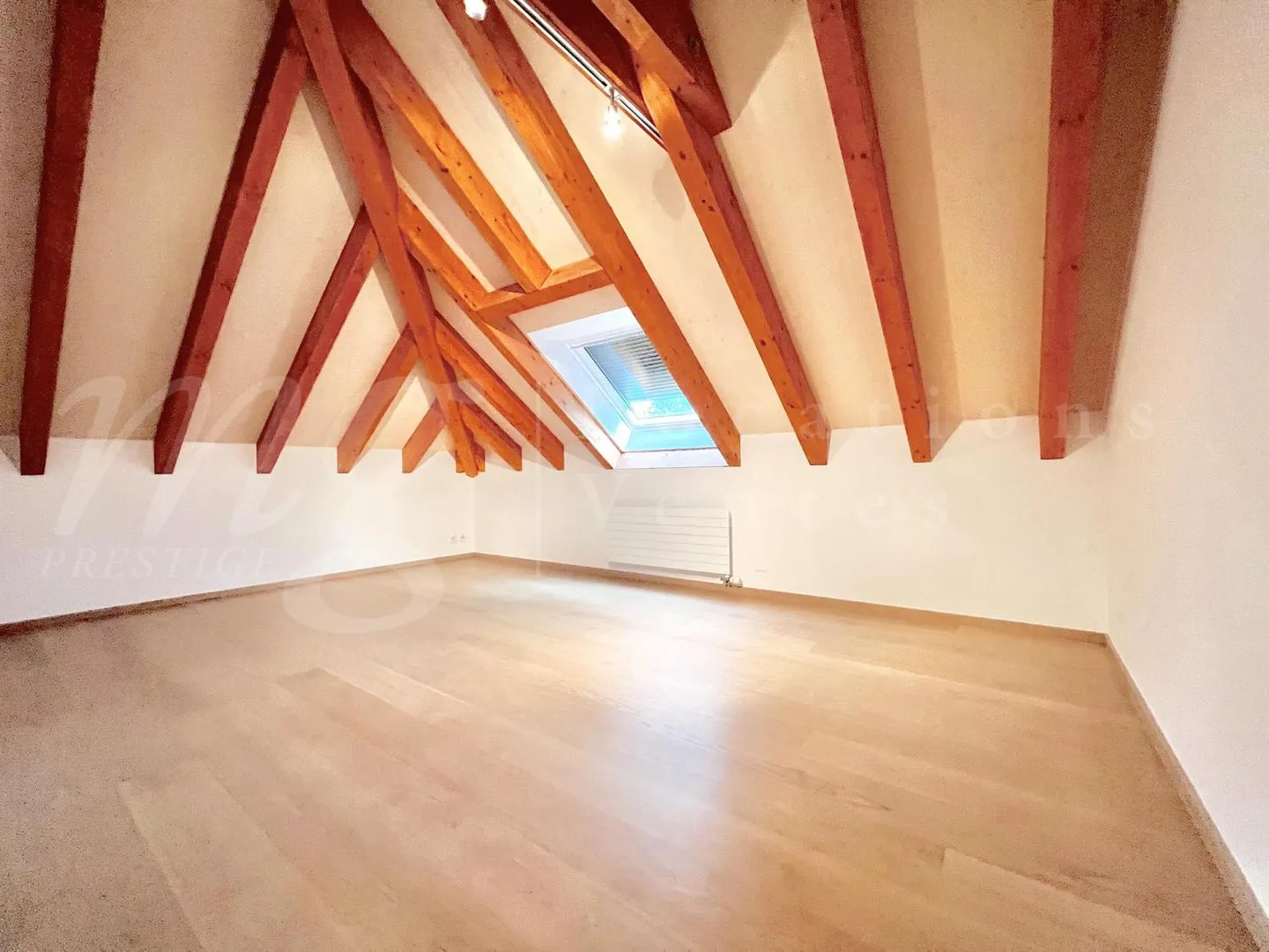 SUPERBE UND GROSSES HAUS MIT 10 ZIMMERN - 350 m2 - HPE - GARTEN VON 1100 m2 UND GROSS - Foto 10 von 13