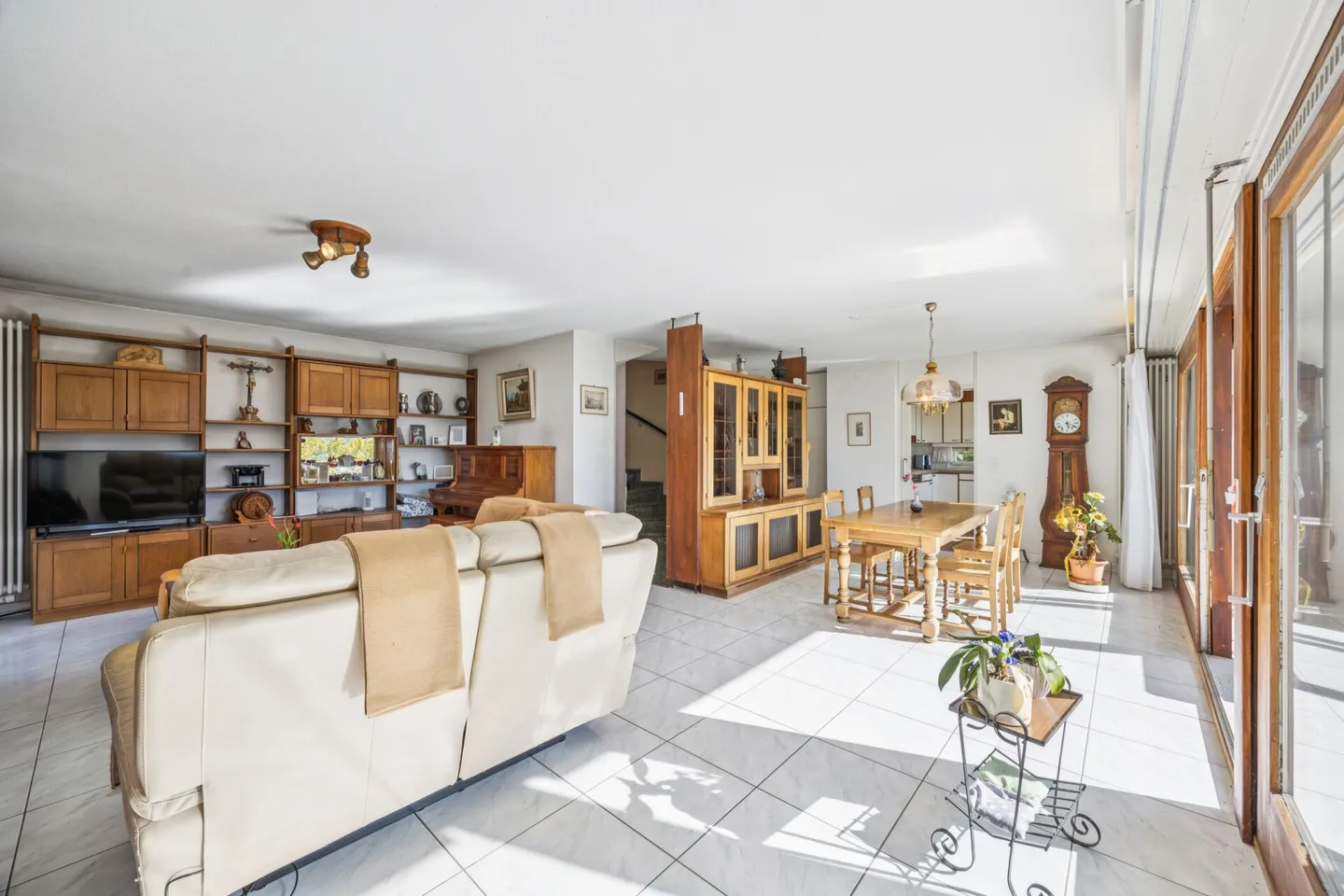 Charming 7.5-room single-family house with a wide view and great potential - Photo 3 of 13