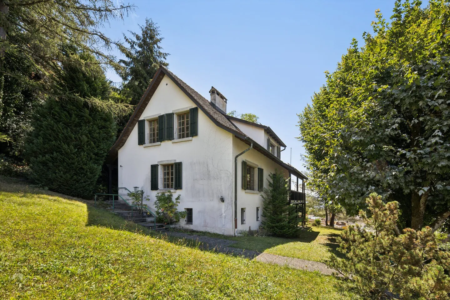 5-room single-family house on large plot in Blonay VD with lake and mountain view - Photo 1 of 18